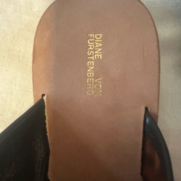 Diane Von Furstenberg Size 8 Cross Strap Sandals - Picture 5 of 5